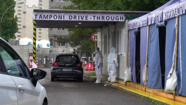 Europa Italia Milano Ottobre 2020 Persone Sono Testate Drive Attraverso — Video Stock