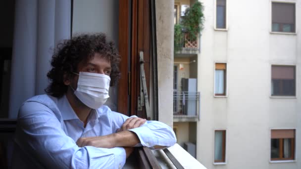 Evropa Itálie Milán Muž Let Doma Karanténě Maskou Dívá Okna — Stock video