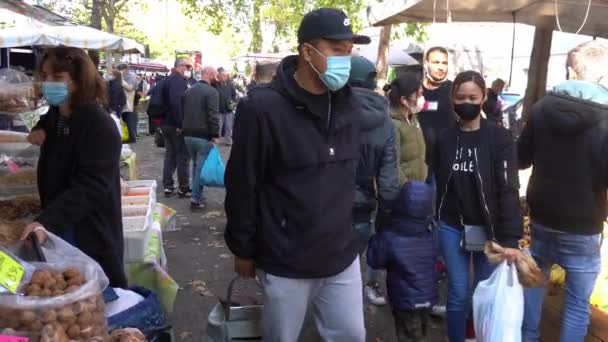 이탈리아 밀라노 2020 이탈리아 파피니 시장에서 마스크를 이탈리아 사람들 Covid — 비디오