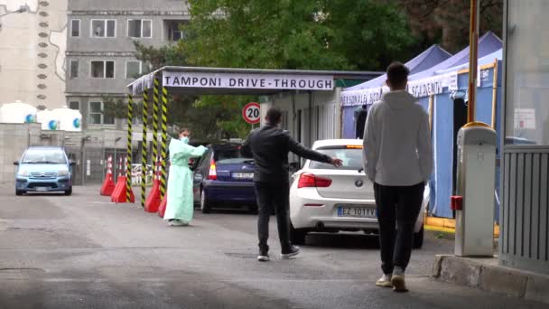 Europa Włochy Mediolan Październik 2020 Ludzie Testowane Drive Thru Pandemia — Wideo stockowe