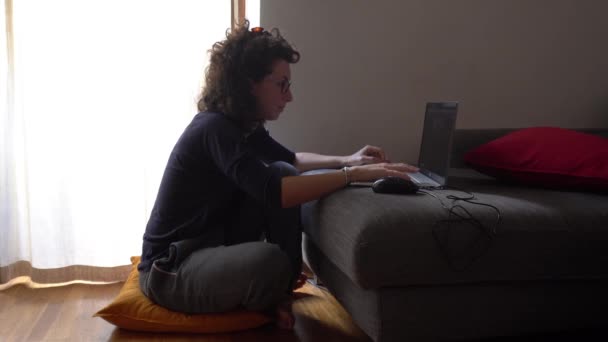 Femme Bouclée Dans Des Lunettes Travail Distance Maison Pendant Covid — Video
