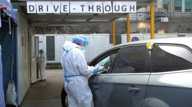 Avrupa, İtalya, Milano Ekim 2020, Coronavirus salgını, covid-19 'da insanlar test ediliyor. San Paolo Hastanesi 'ndeki karantina evindeki tecrit sırasında kan testi ve burun testi yapıldı.