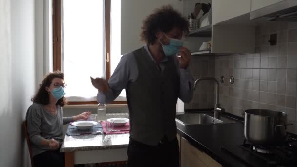 Hombre Mujer Cocinando Con Máscaras Médicas Casa Concepto Covid — Vídeos de Stock