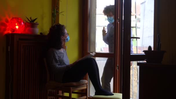 Сусіди Розмовляють Через Скляні Двері Під Час Ковадла — стокове відео