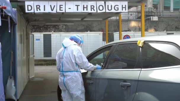 ヨーロッパ イタリア ミラノ2020年10月 人々は スルードライブでテストされています コロナウイルスパンデミック Covid サンパオロ病院の隔離された家のロックダウン中の血液検査とスワブ鼻検査 人々はマスク — ストック動画