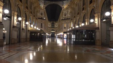 Avrupa, İtalya, Milano Kasım 2020 - Duomo Katedrali ve Vittorio Emanuele Galerisi gece boyunca boş - Covid-19 Coronavirüs salgını kırmızı bölgede kilitlendi