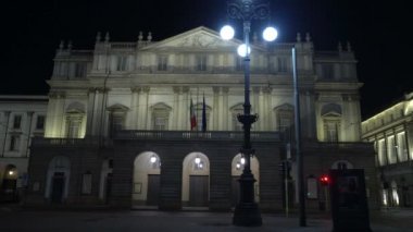 Avrupa, İtalya, Milano Kasım 2020 - Duomo Katedrali ve Vittorio Emanuele Galerisi gece boyunca boş - Covid-19 Coronavirüs salgını kırmızı bölgede kilitlendi