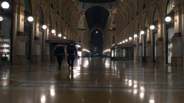 Avrupa, İtalya, Milano Kasım 2020 - Duomo Katedrali ve Vittorio Emanuele Galerisi gece boyunca boş - Covid-19 Coronavirüs salgını kırmızı bölgede kilitlendi