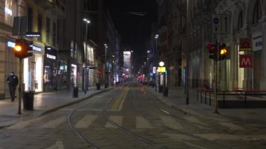 Avrupa, İtalya, Milano Kasım 2020 - Duomo Katedrali ve Vittorio Emanuele Galerisi gece boyunca boş - Covid-19 Coronavirüs salgını kırmızı bölgede kilitlendi