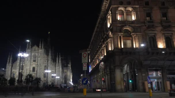 ヨーロッパ イタリア ミラノ2020年11月 ドゥオーモ大聖堂とヴィットリオ エマヌエーレ ギャラリー夜の間に人々の空 ロンバルディア州の赤いゾーンでCovid 19コロナウイルスの流行のロックダウン — ストック動画