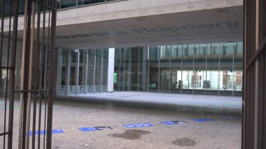 Milan, İtalya Kasım 2020 - Milano 'daki prestijli Bocconi Üniversitesi' nin genel merkezi boş - Covid-19 Coronavirüs nedeniyle okulların kapatılması 