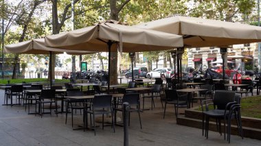 İtalya, Milan - Ekim 2020: Coronavirus, covid-19 salgını nedeniyle boş masalar, kapalı barlar, restoranlar, barlar ve mekanlar. Halka açık tüm işletmeler geçici olarak kapatıldı