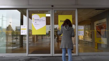 Avrupa, İtalya, Milano Ekim 2020 - Cavid-19 Coronavirus salgını sırasında büyük alışveriş merkezleri ve barların, barların ve restoranların kapatılması - pencere ve kepenkler indirildi