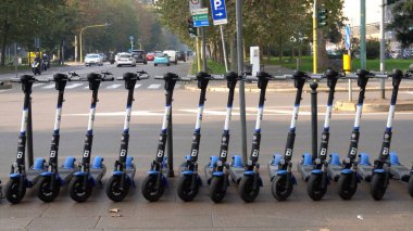 Park yerinde elektrikli scooterlar. 