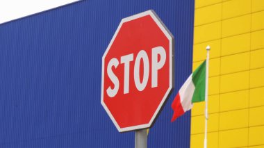 Avrupa, İtalya, Milano Ekim 2020 - Cavid-19 Coronavirus salgını sırasında büyük alışveriş merkezleri ve barların, barların ve restoranların kapatılması - pencere ve kepenkler indirildi