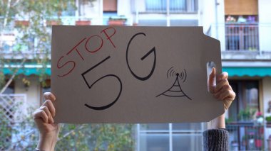 Kadın tahtayı elinde tutuyor, 5G mesajını durdur.
