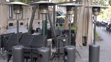 İtalya, Milan - Ekim 2020: Coronavirus, covid-19 salgını nedeniyle boş masalar, kapalı barlar, restoranlar, barlar ve mekanlar. Halka açık tüm işletmeler geçici olarak kapatıldı