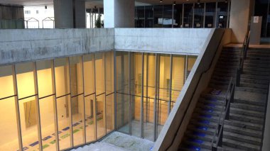 Milan, İtalya Kasım 2020 - Milano 'daki prestijli Bocconi Üniversitesi' nin genel merkezi boş - Covid-19 Coronavirüs nedeniyle okulların kapatılması 