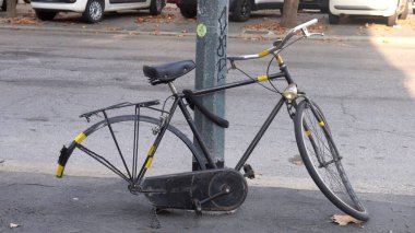 Avrupa, İtalya, Kasım 2020 - Lombardiya 'daki Covid-19 Coronavirus (Kırmızı Bölge)' den önceki gün maskeli yürüyüş yapanlar - mağaza, bar ve spor salonları kapatıldı