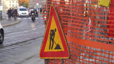 Avrupa, İtalya, Milano - Kasım 2020: Covid-19 Coronavirus tecridi sırasında trafik nedeniyle şehir caddesinde certello çalışması sürüyor