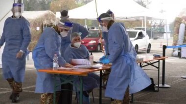 İtalya, CIRCA 2019: Tıp ekibi açık havada covid testleri yapıyor. 