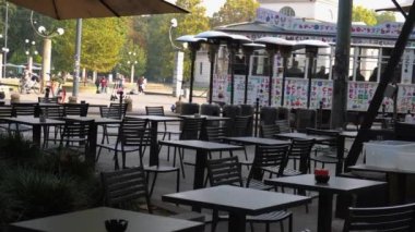 İtalya, CIRCA 2019: Covid salgını sırasında şehir sokaklarında boş sandalye ve masalar.