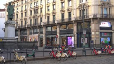 İtalya 'nın küçük bir kasabasında tipik bir şehir hayatı. 