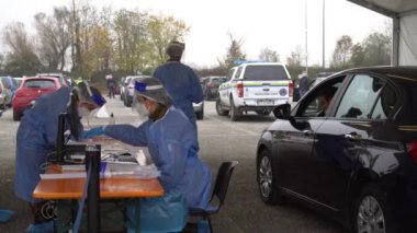 İtalya, CIRCA 2019: Tıp ekibi açık havada covid testleri yapıyor. 