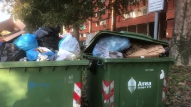 Çöp torbaları çöp kutusunda.