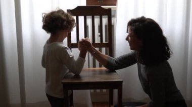Anne, oğluyla covid sırasında vakit geçiriyor. 