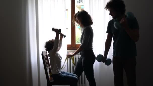 Familie Doen Sport Oefeningen Tijd Doorbrengen Tijdens Covid Thuis — Stockvideo