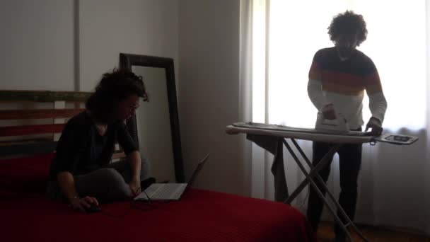 Paar Arbeitet Und Erledigt Hausarbeit Hause Während Covid — Stockvideo