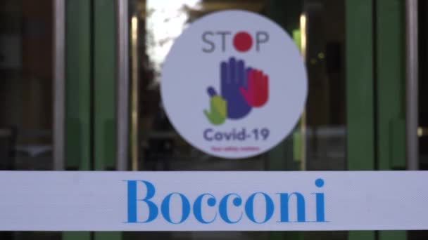 Entree Van Universiteit Met Stop Covid Waarschuwing Teken Italië — Stockvideo