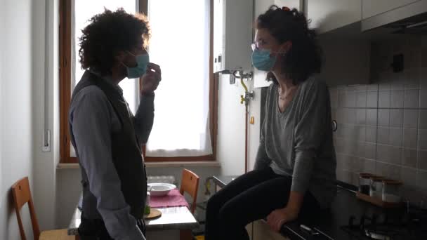 Casal Usando Máscaras Casa Beijando Conceito Covid — Vídeo de Stock