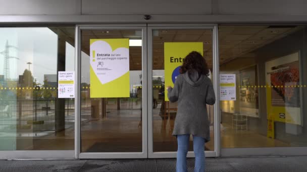 이탈리아 밀라노 2020 대규모 센터와 식당의 코로나 바이러스 대유행 이케아는 — 비디오