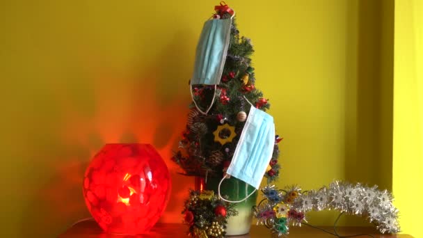 Árvore Natal Decorada Com Máscaras Médicas — Vídeo de Stock