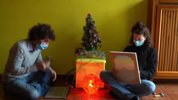 Süslü Noel Ağacında Oturan Maskeli Bir Çift — Stok video