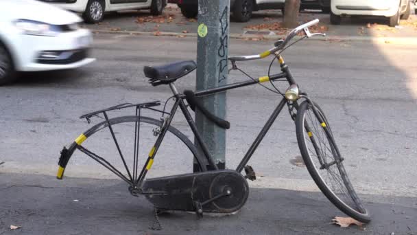 Кадри Старих Покинутих Велосипедів Припарковані Вулиці — стокове відео