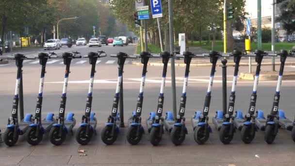 Europa Włochy Mediolan Październik 2020 Hulajnoga Elektryczna Kick Wspólnym Parkingu — Wideo stockowe