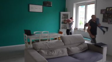 Avrupa, İtalya, Milano - Covid-19 Coronavirus salgını sırasında evde aile hayatı - oturma odasında oynayan çocuklar ve akıllı ebeveynler - Lombardy kırmızı bölgesi -