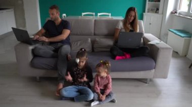 Avrupa, İtalya, Milano - Covid-19 Coronavirus salgını sırasında evde aile hayatı - oturma odasında oynayan çocuklar ve akıllı ebeveynler - Lombardy kırmızı bölgesi -