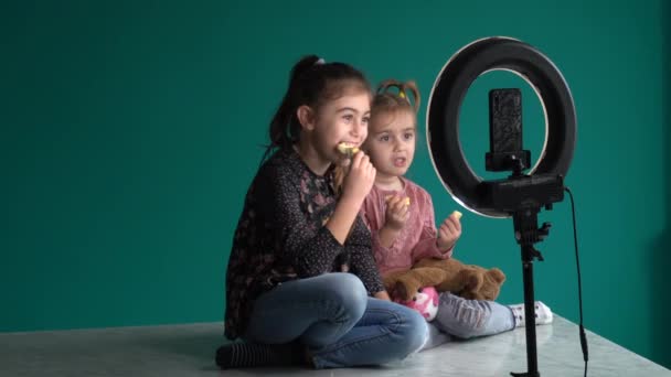 制作视频的小女孩的镜头 — 图库视频影像