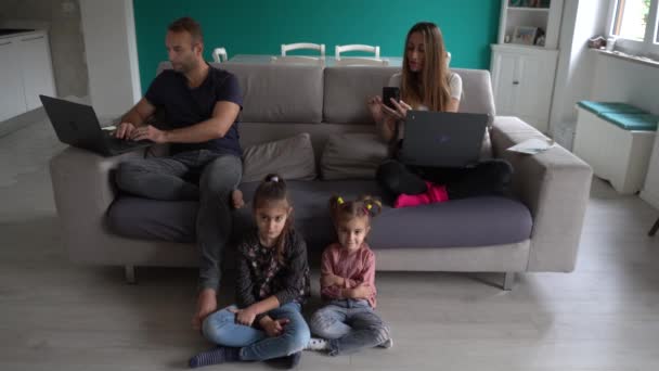 Avrupa Talya Milano Covid Coronavirus Salgını Sırasında Evde Aile Hayatı — Stok video