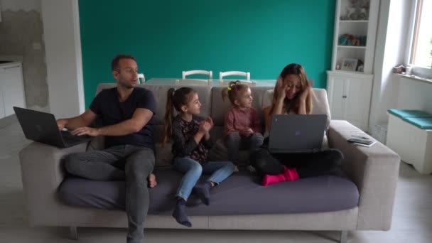 Avrupa Talya Milano Covid Coronavirus Salgını Sırasında Evde Aile Hayatı — Stok video