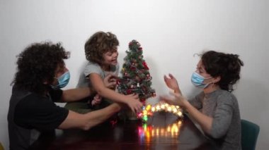 Covid sırasında evde aile köknar ağacı süsleme