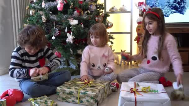 Passar Natal Longe Casa Família Mãe Pai Filho Crianças Com — Vídeo de Stock