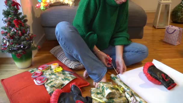 Γυναίκα Προετοιμασία Δώρα Για Χριστούγεννα — Αρχείο Βίντεο
