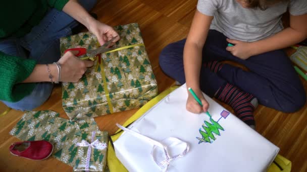 Γυναίκα Αγόρι Ετοιμάζεται Δώρα Για Χριστούγεννα — Αρχείο Βίντεο