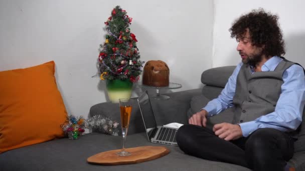 Homme Seul Assis Près Petit Sapin Décoré — Video