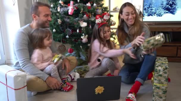 Pase Navidad Lejos Del Hogar Familia Madre Padre Hijo Con — Vídeos de Stock